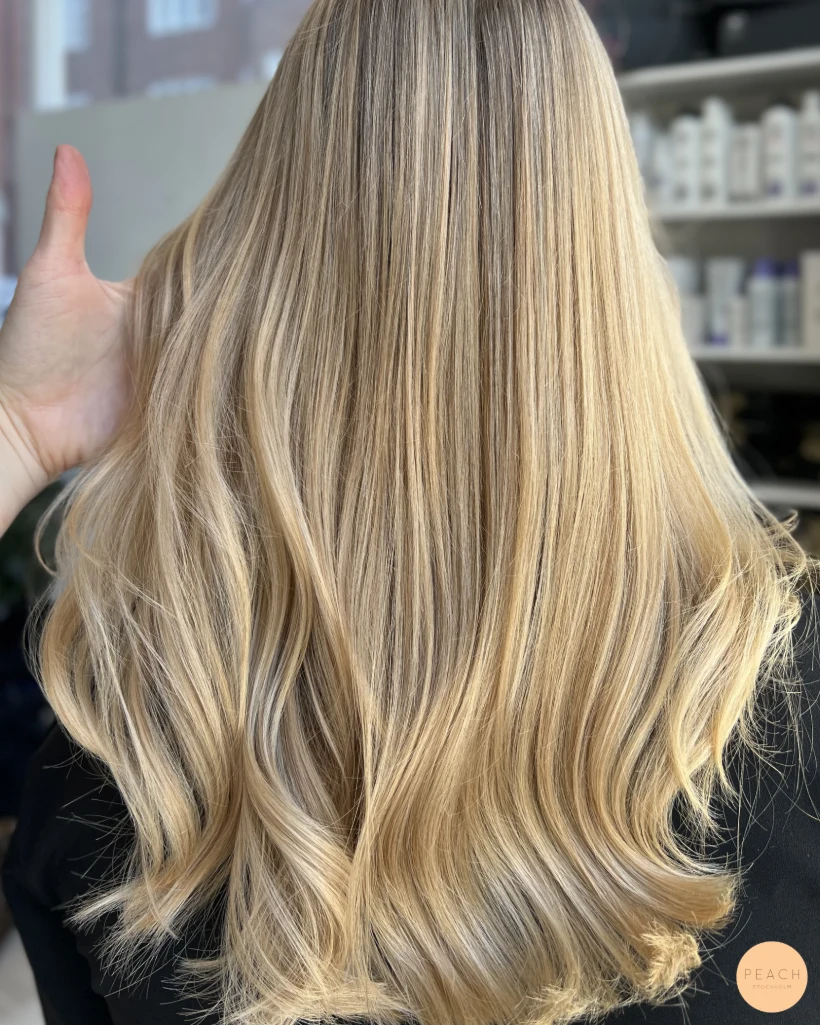 Varm blond balayage med varm nyansering