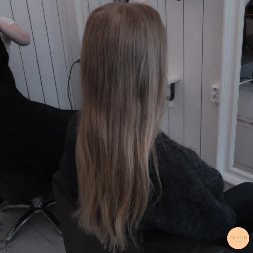 Sval blond balayage med mjuk fade