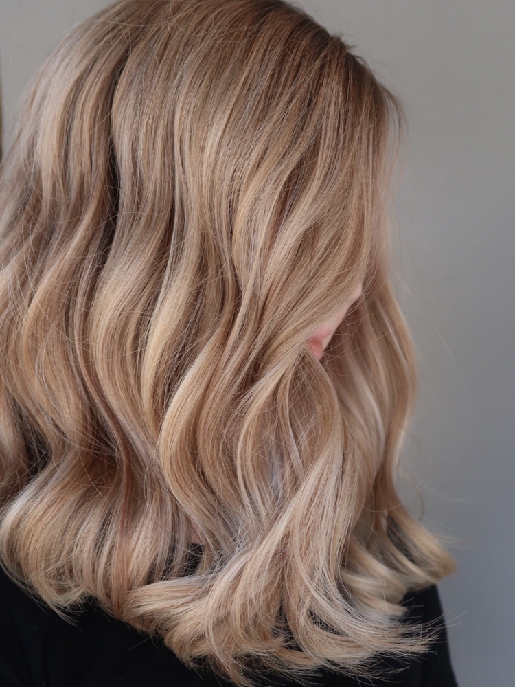 Ljusa slingor med lowlights och root shadow