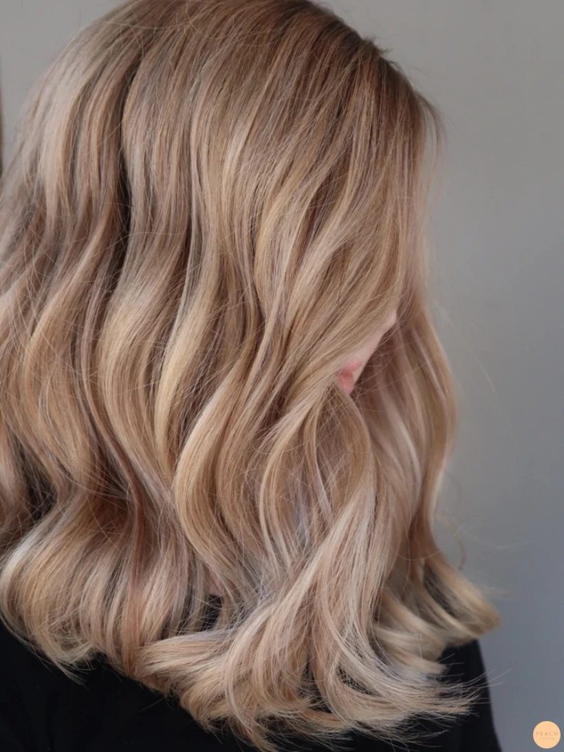 Ljusa slingor med lowlights och root shadow