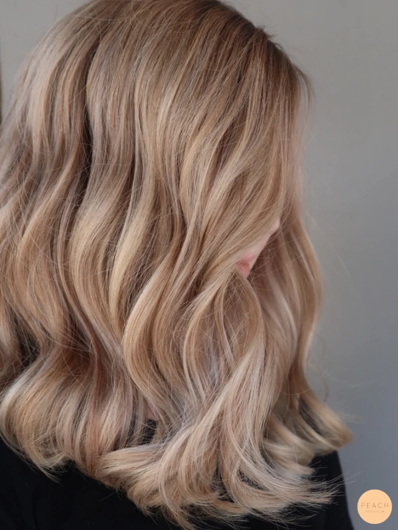 Ljusa slingor med lowlights och root shadow