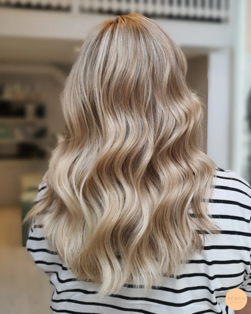 Sandy blonde hair med ljusa slingor