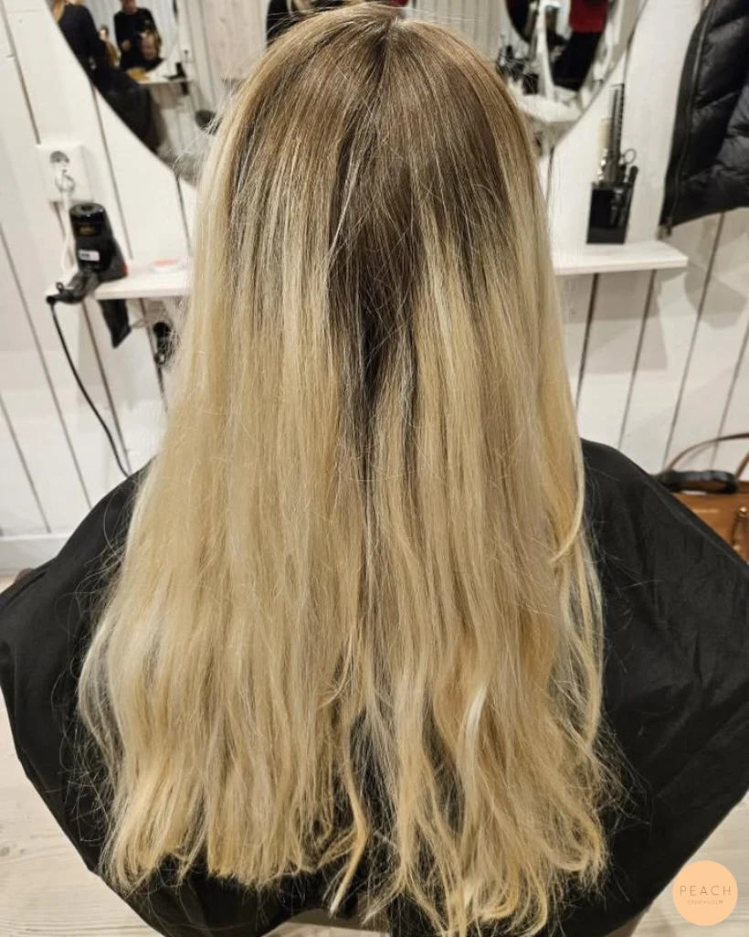 Beige blond med mjuk root shadow