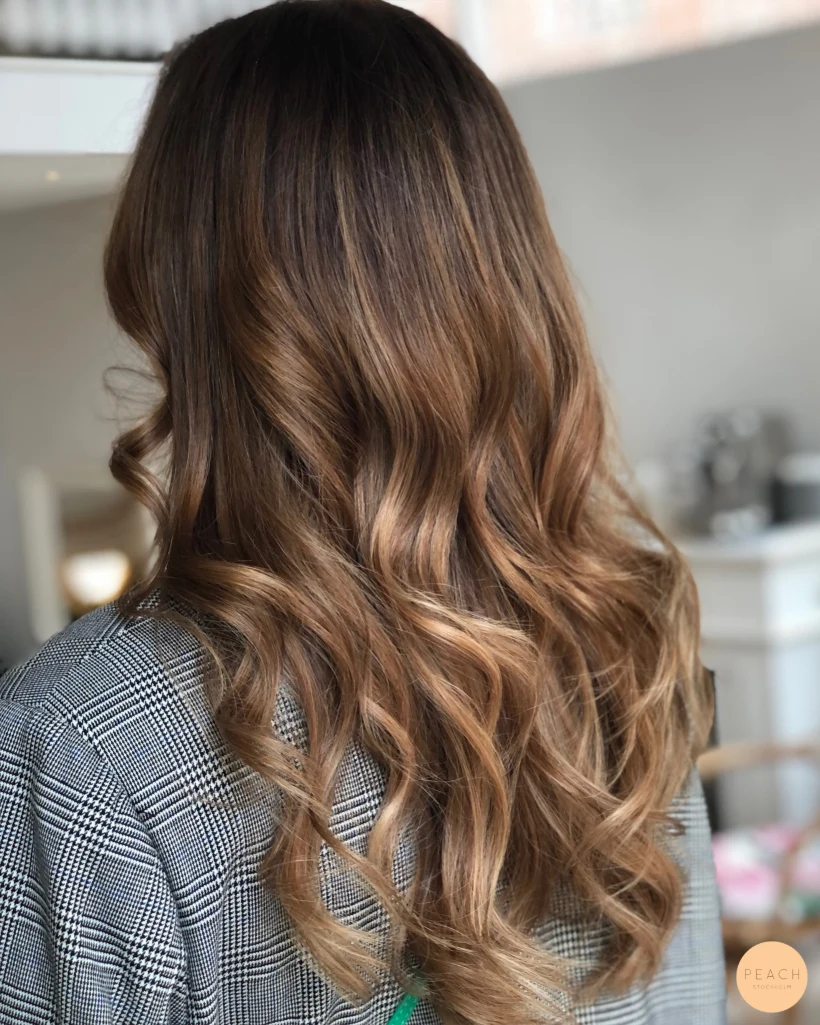 Bronde med ljusa slingor