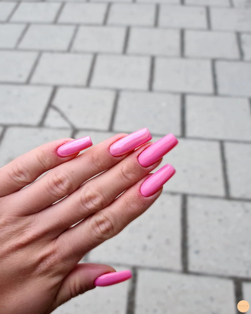 Rosa shimmer naglar