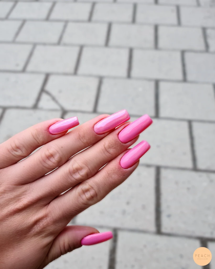 Rosa shimmer naglar