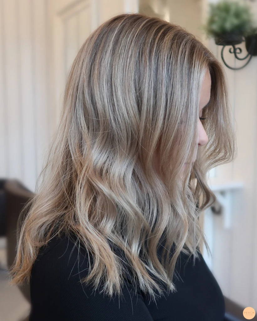 Beige blond hårfärg med babylights