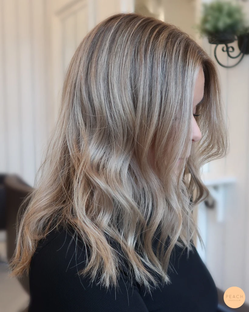 Beige blond hårfärg med babylights och ljusa slingor