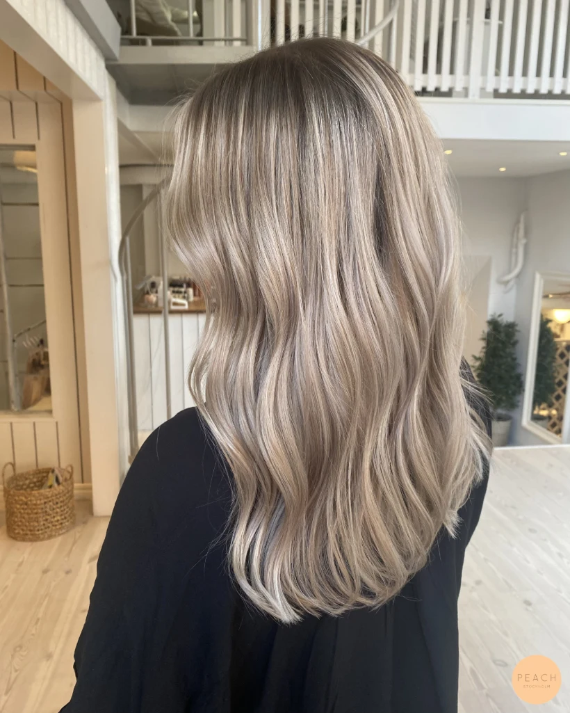 Icy blonde med ljusa slingor