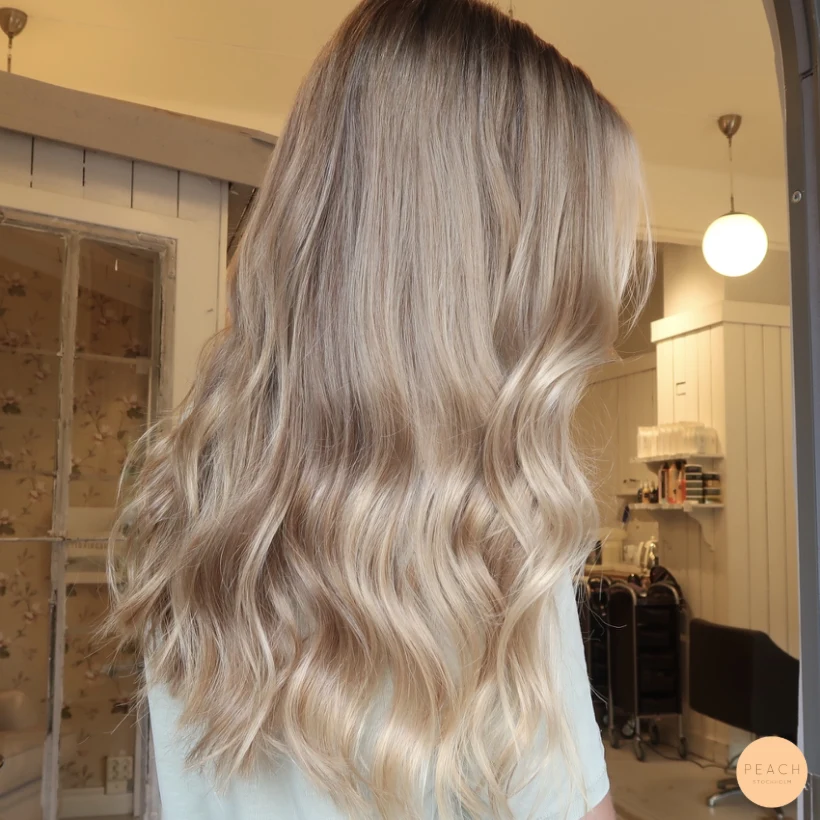 Beige guldig hårfärg med ljusa slingor