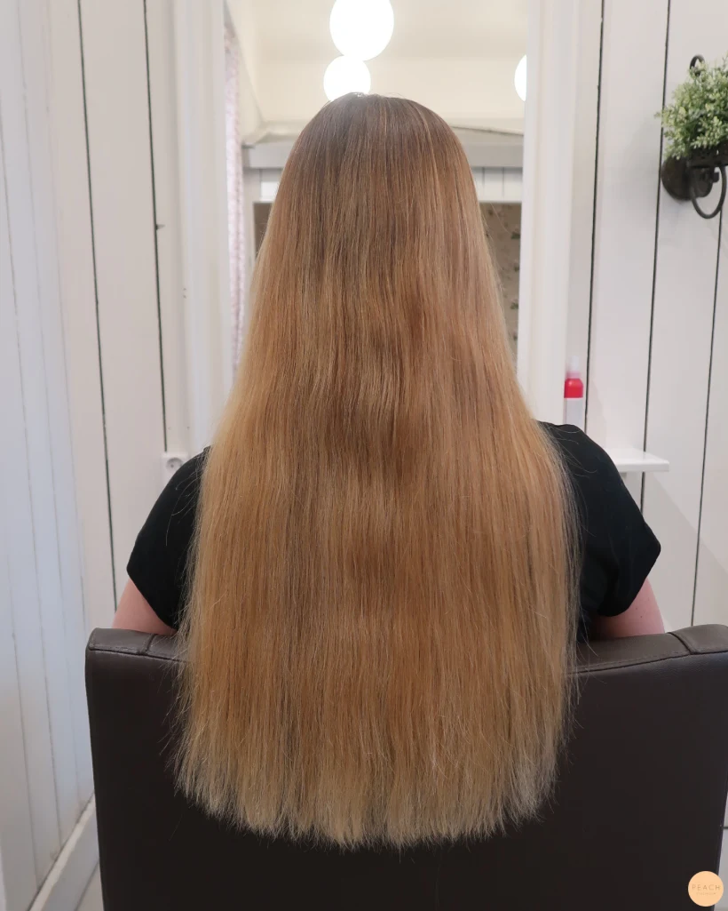Guldblond hårfärg med ljusa och mörka slingor