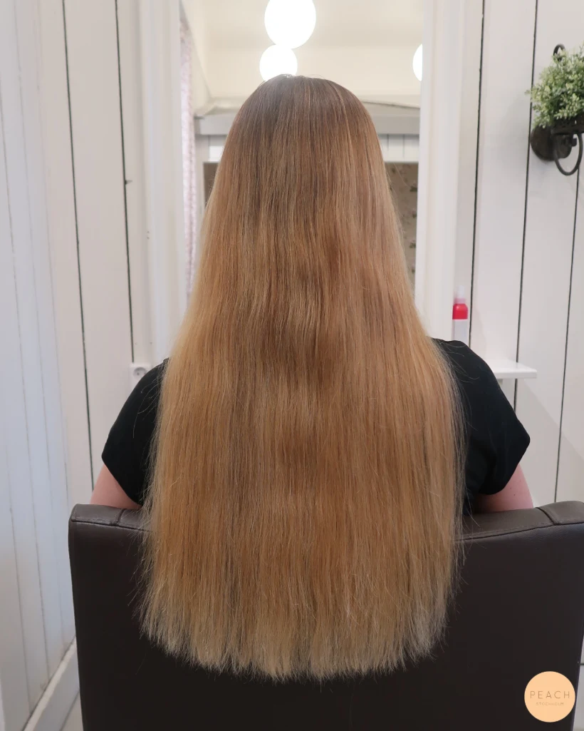 Guldblond hårfärg med ljusa och mörka slingor
