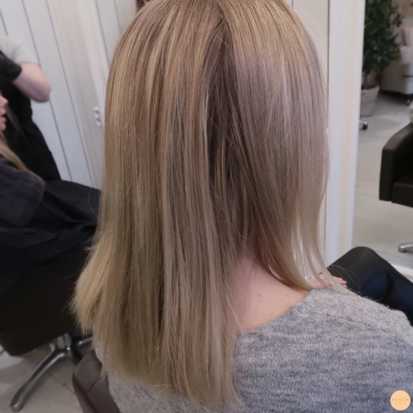 Beige blond hårfärg med många ljusa slingor