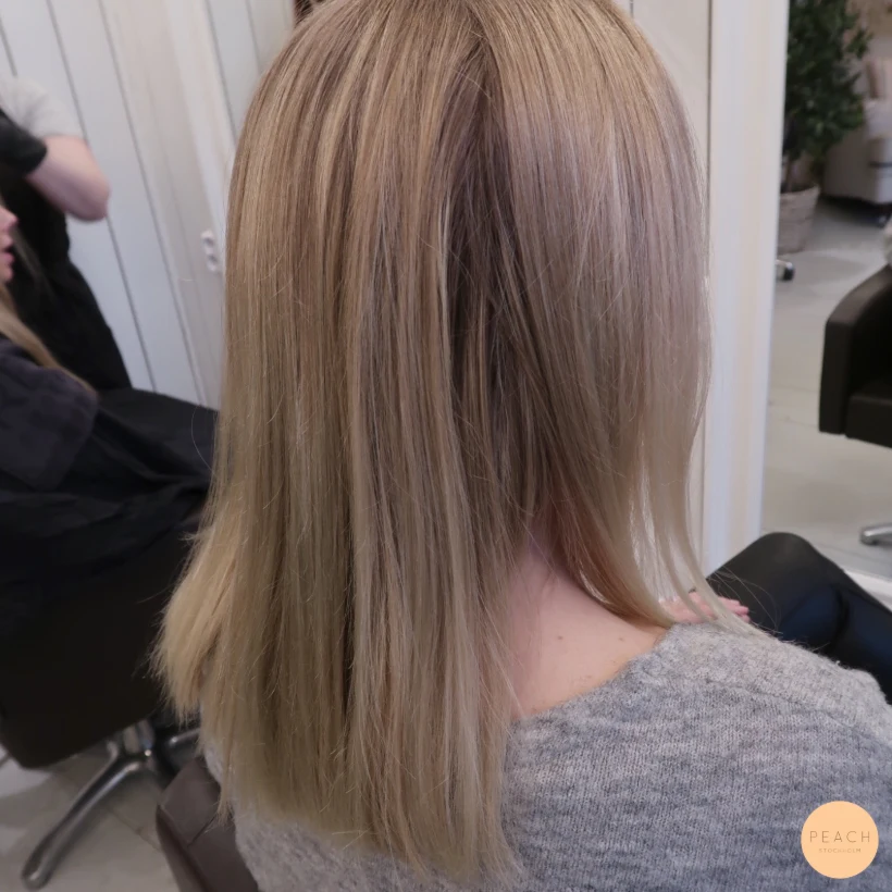Beige blond hårfärg med många ljusa slingor