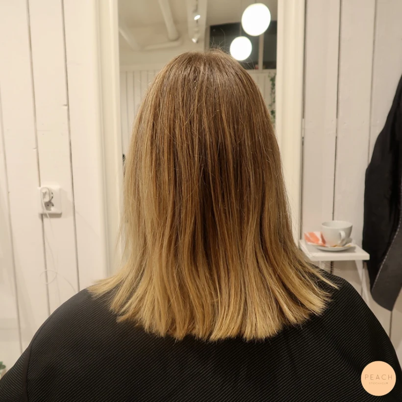 Lowlights i blont hår med varm nyansering