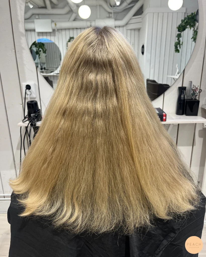 Krämig beige blond med tunna slingor