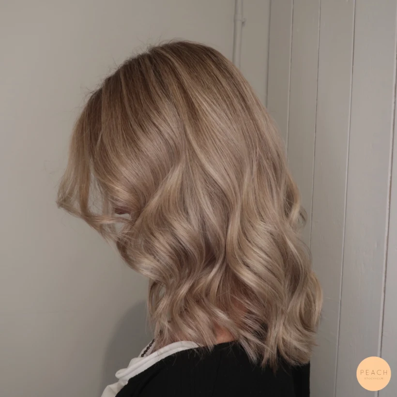 Highlights och lowlights för en naturligare blond färg