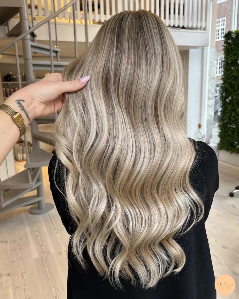 Kall blond hårfärg med ljusa slingor och extra glans