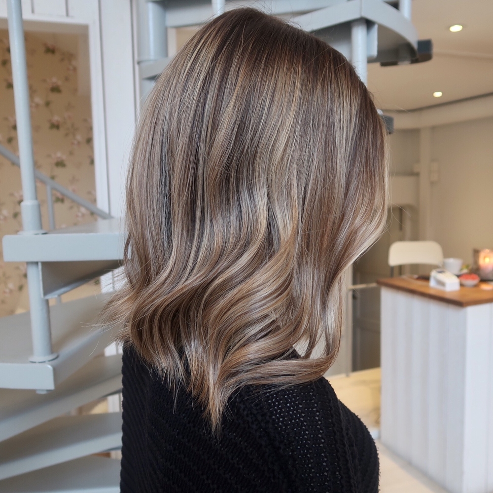 Lob klippning och balayage med kall ton
