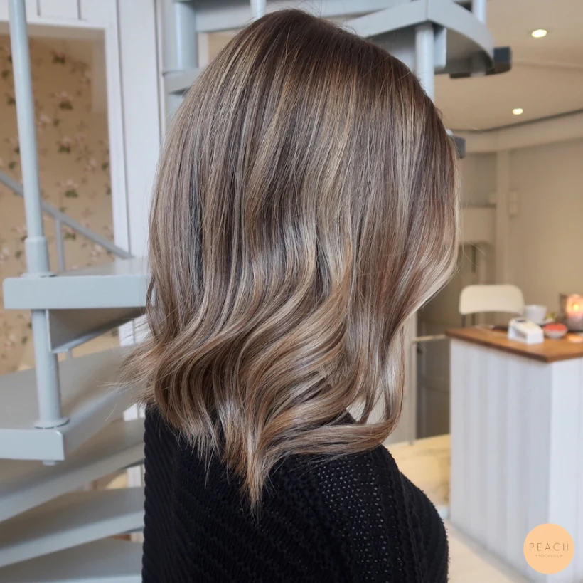 Lob klippning och balayage med kall ton