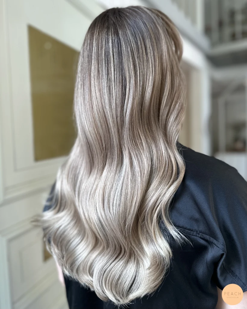 Beige blonde med mjuka lowlights