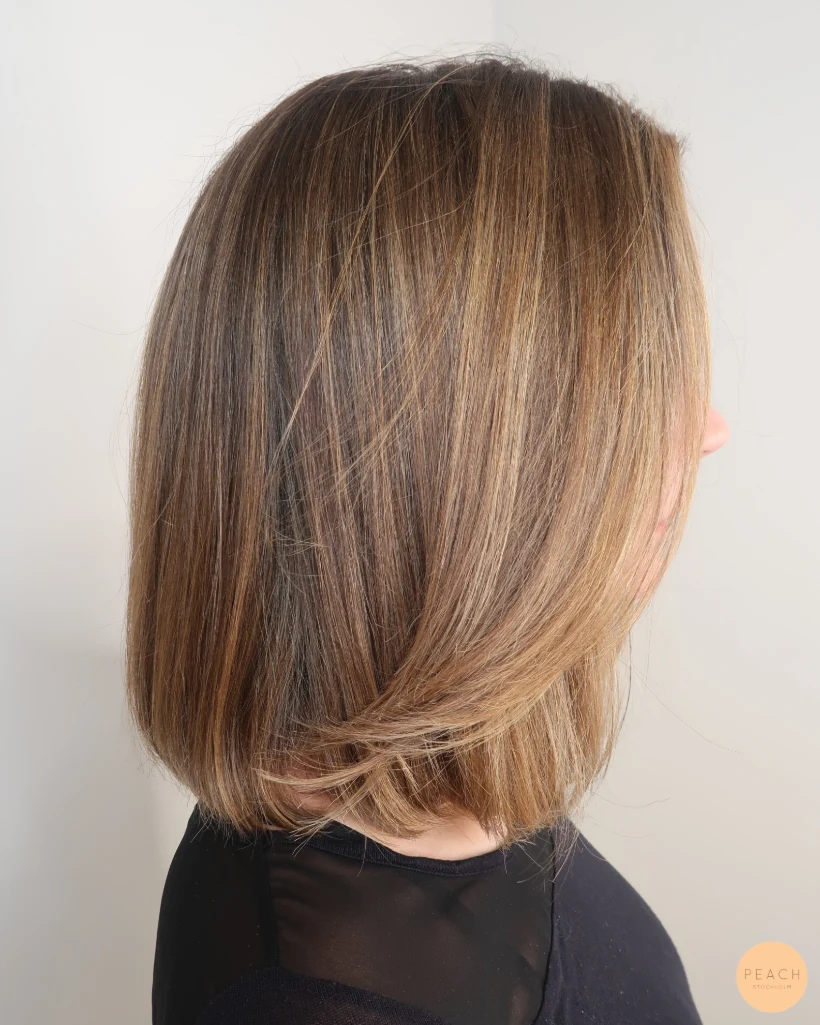 Soft balayage med ljusa slingor och krämig ton