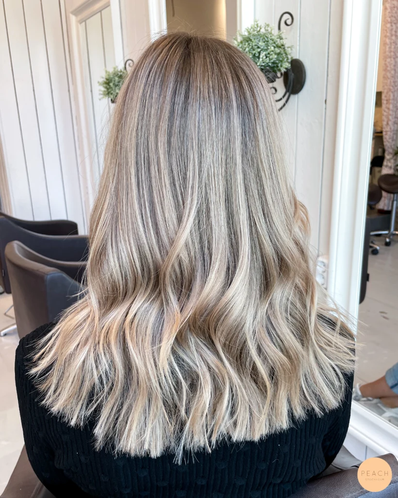 Beigeblond hårfärg med slingor och nyansering