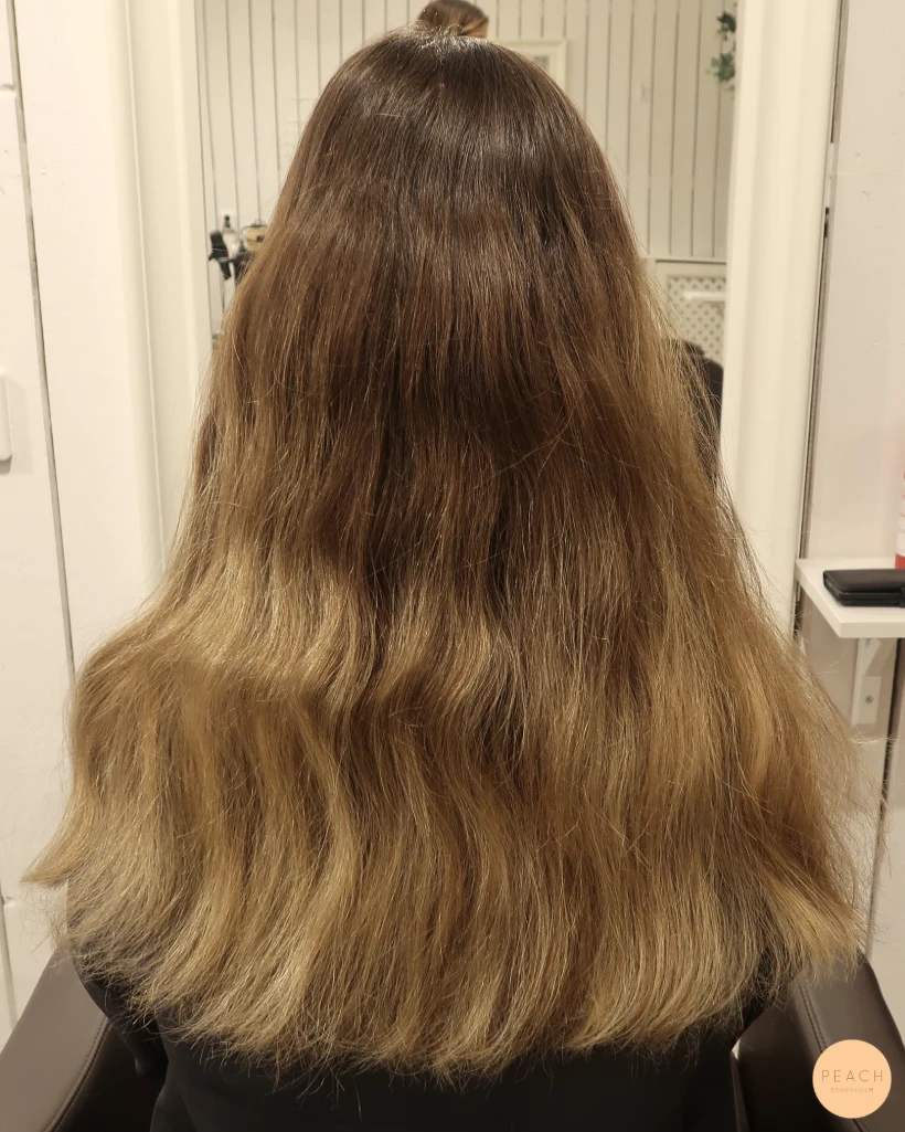 Mustig brun hårfärg med mjuk root shadow