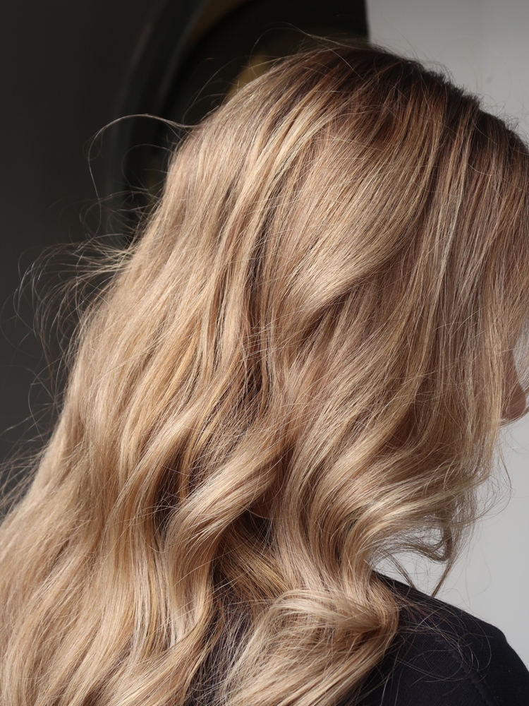Blond balayage beige slingor på långt hår