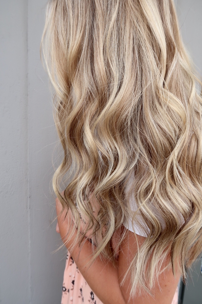 Sommarblond hårfärg med slingor 2019