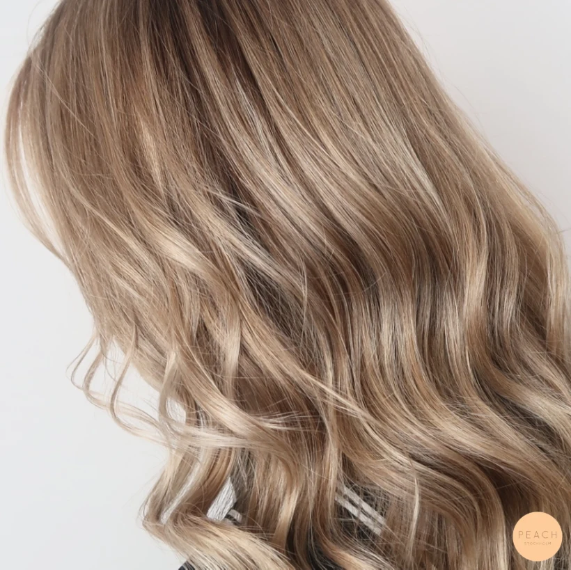Kall beige hårfärg med ljusa slingor