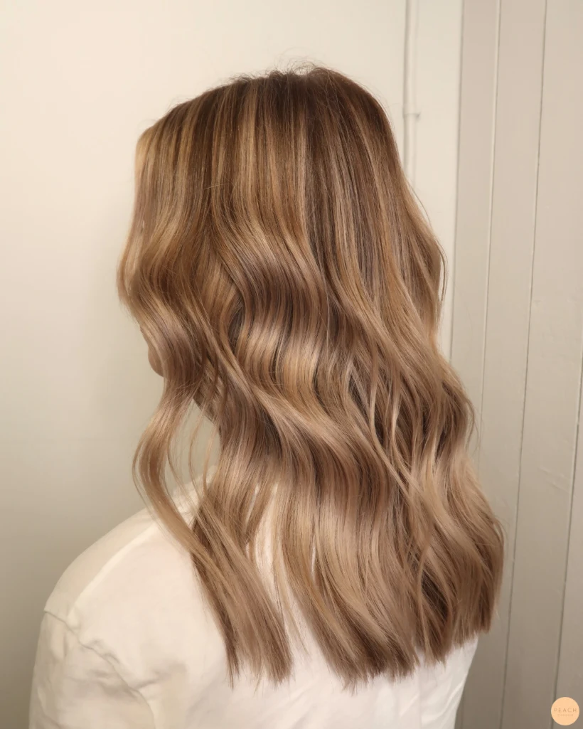 Beige blond med ljusa och mörka slingor