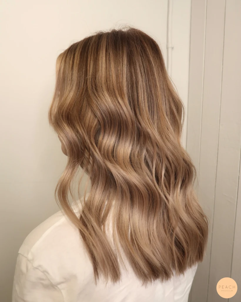 Beige blond med ljusa och mörka slingor