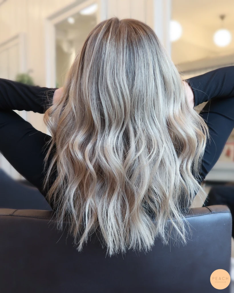 Beige blond hårfärg med babylights och ljusa slingor