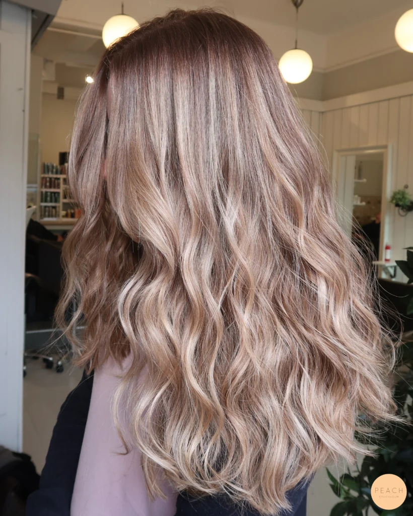 Beige blond hårfärg med rootshadow och highlights