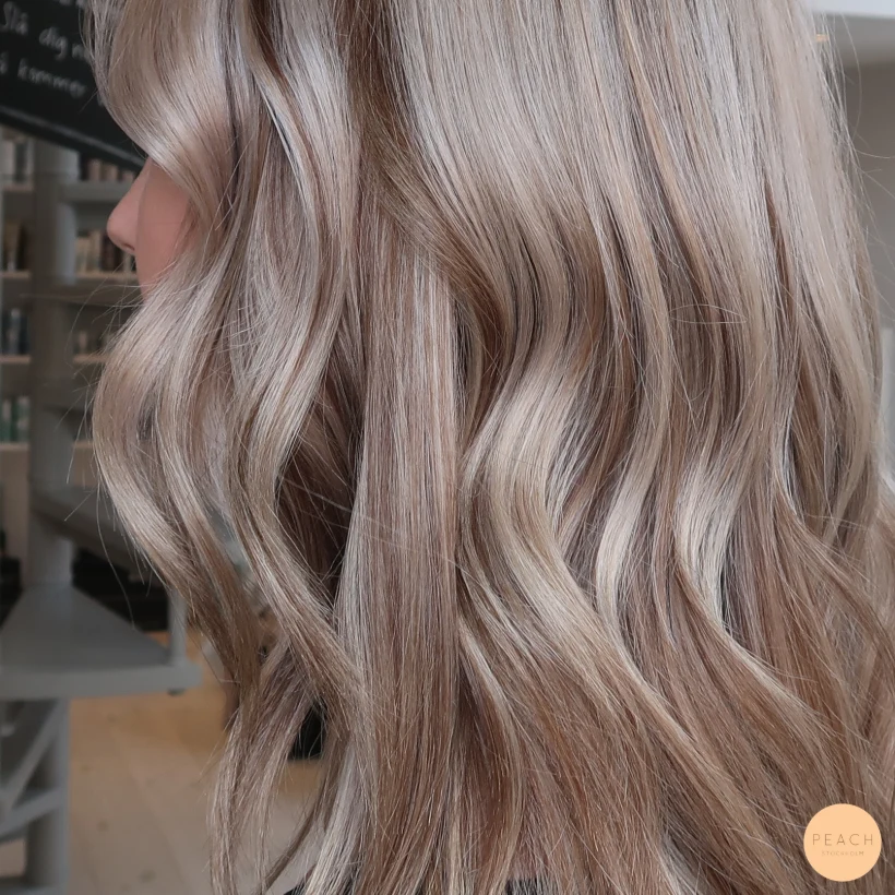 Beige blond med lowlights och kontrast
