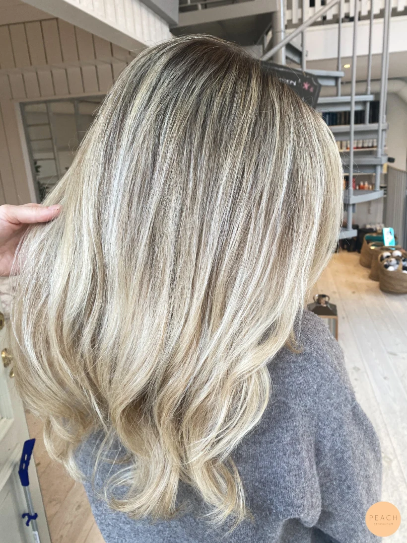 Kall blond med mjuk root shadow