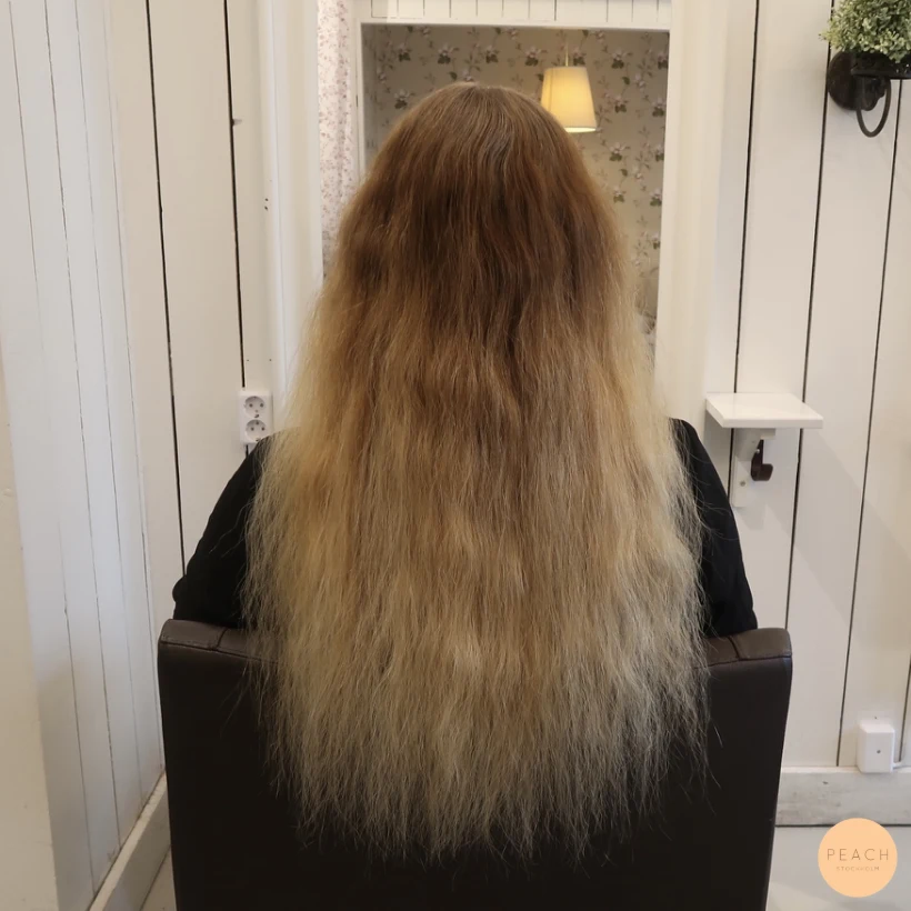 Guldblond hårfärg med slingor och gyllene toner