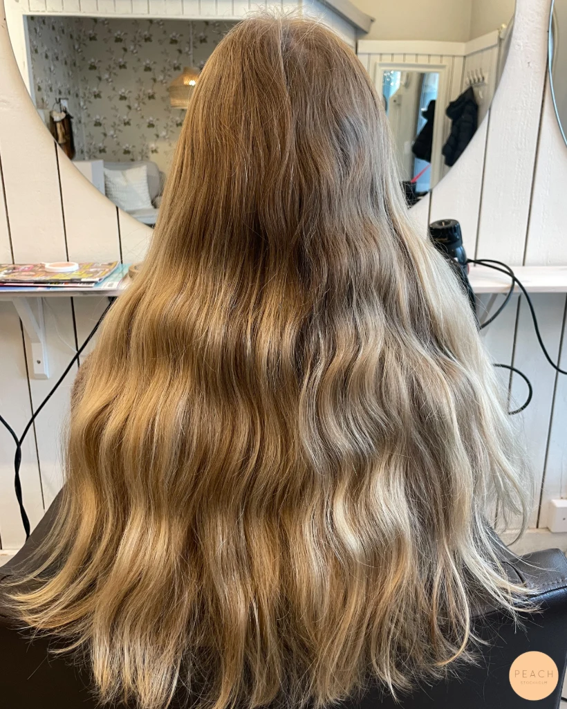 Blonda slingor med varm nyansering