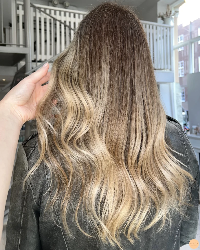 Blond balayage lockar