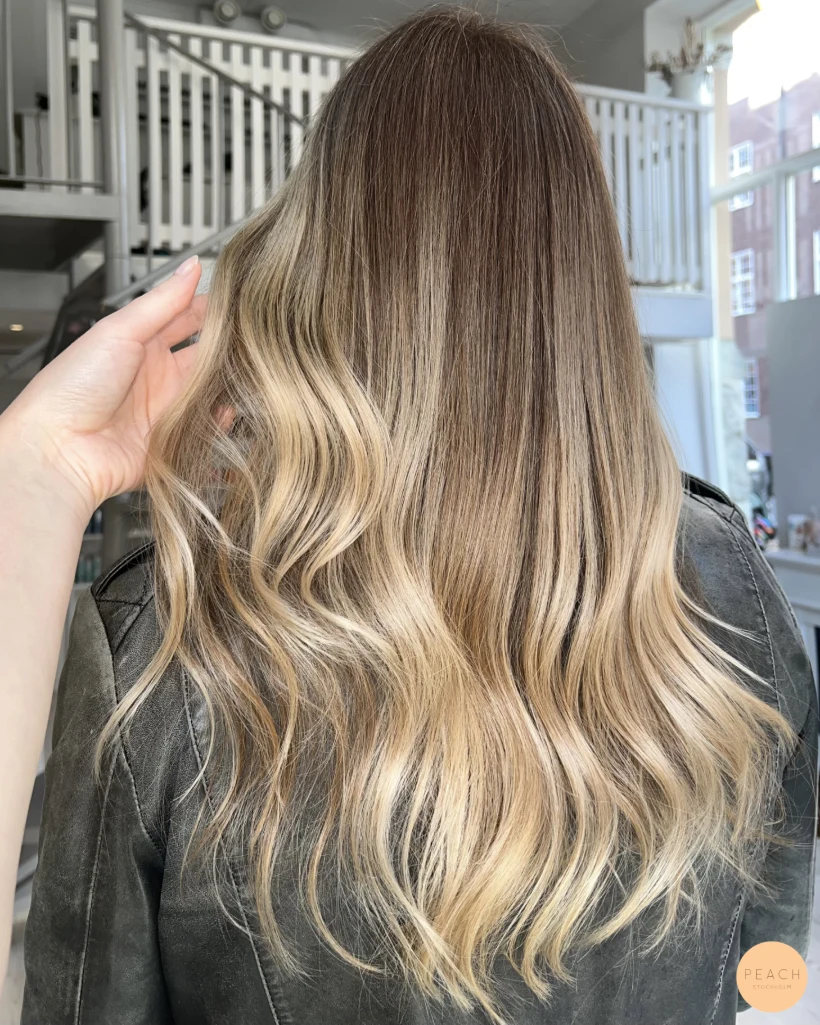Blond balayage lockar