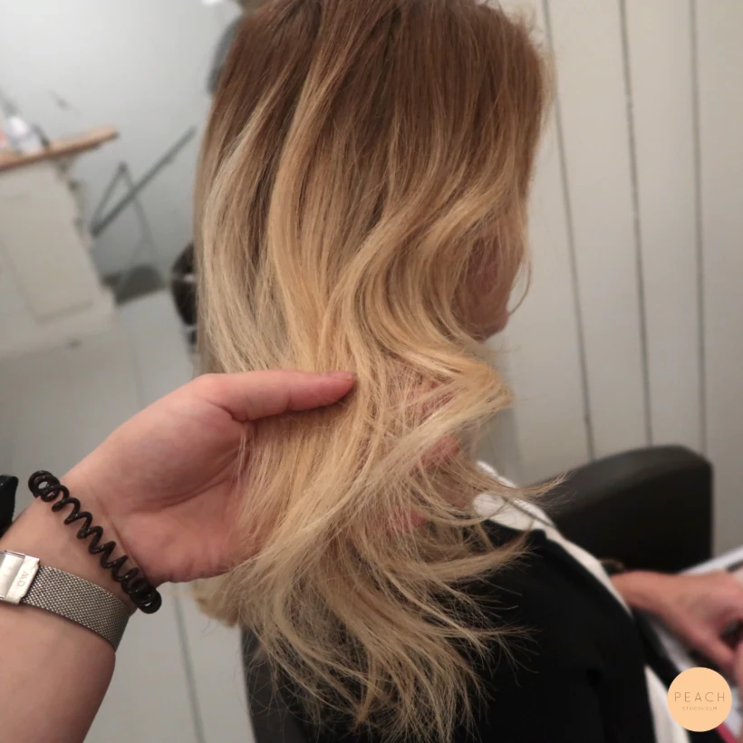 Highlights och lowlights för en naturligare blond färg