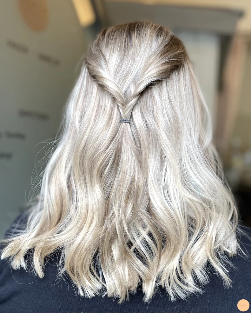 En kall blond hårfärg med lite lowlights