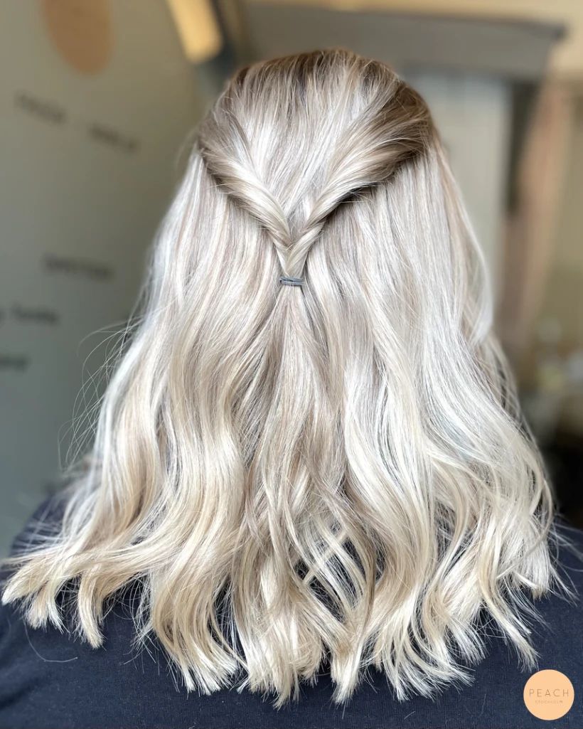 En kall blond hårfärg med lite lowlights