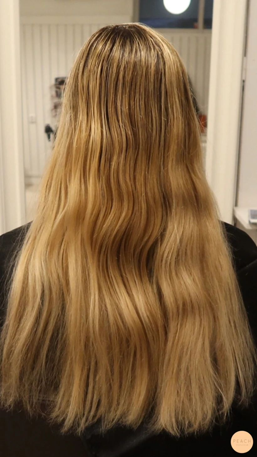 Soft balayage brown hair med ljusa slingor