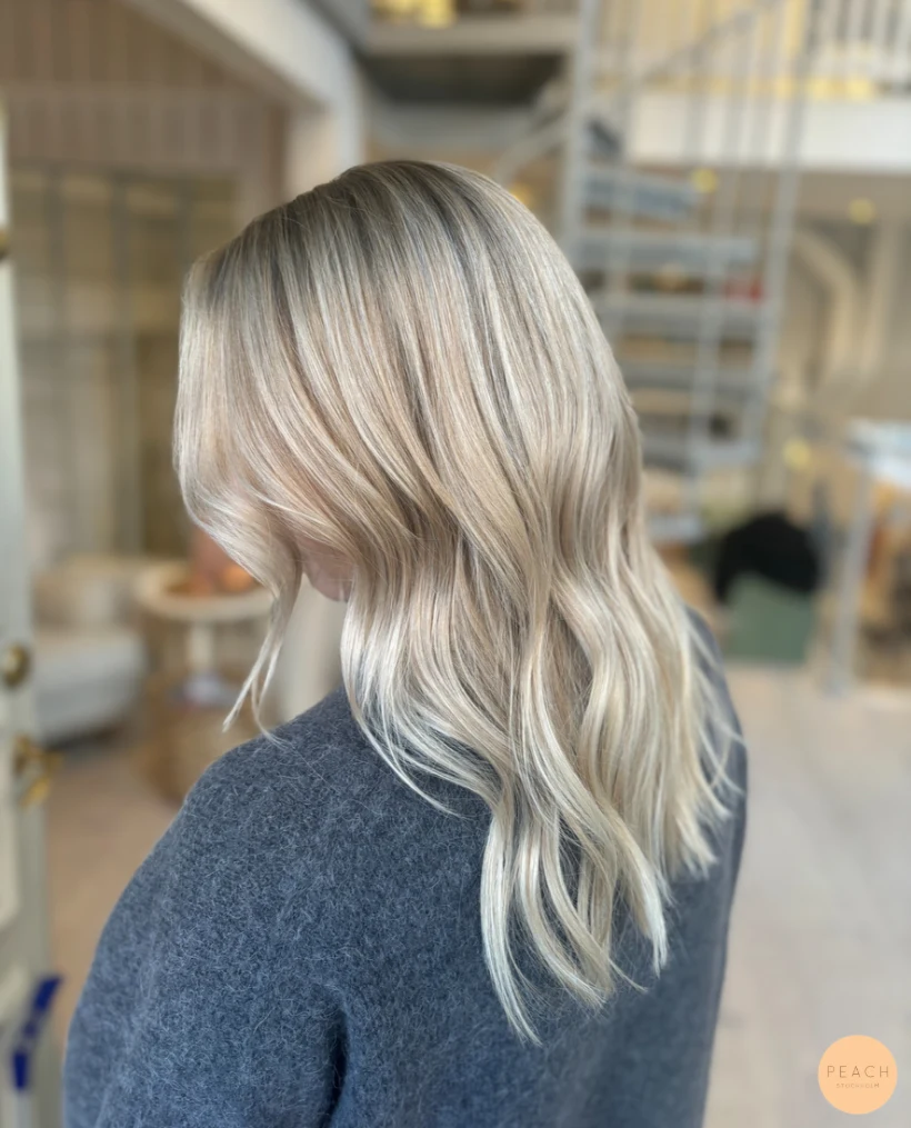 Blond hårfärg med ljus face frame
