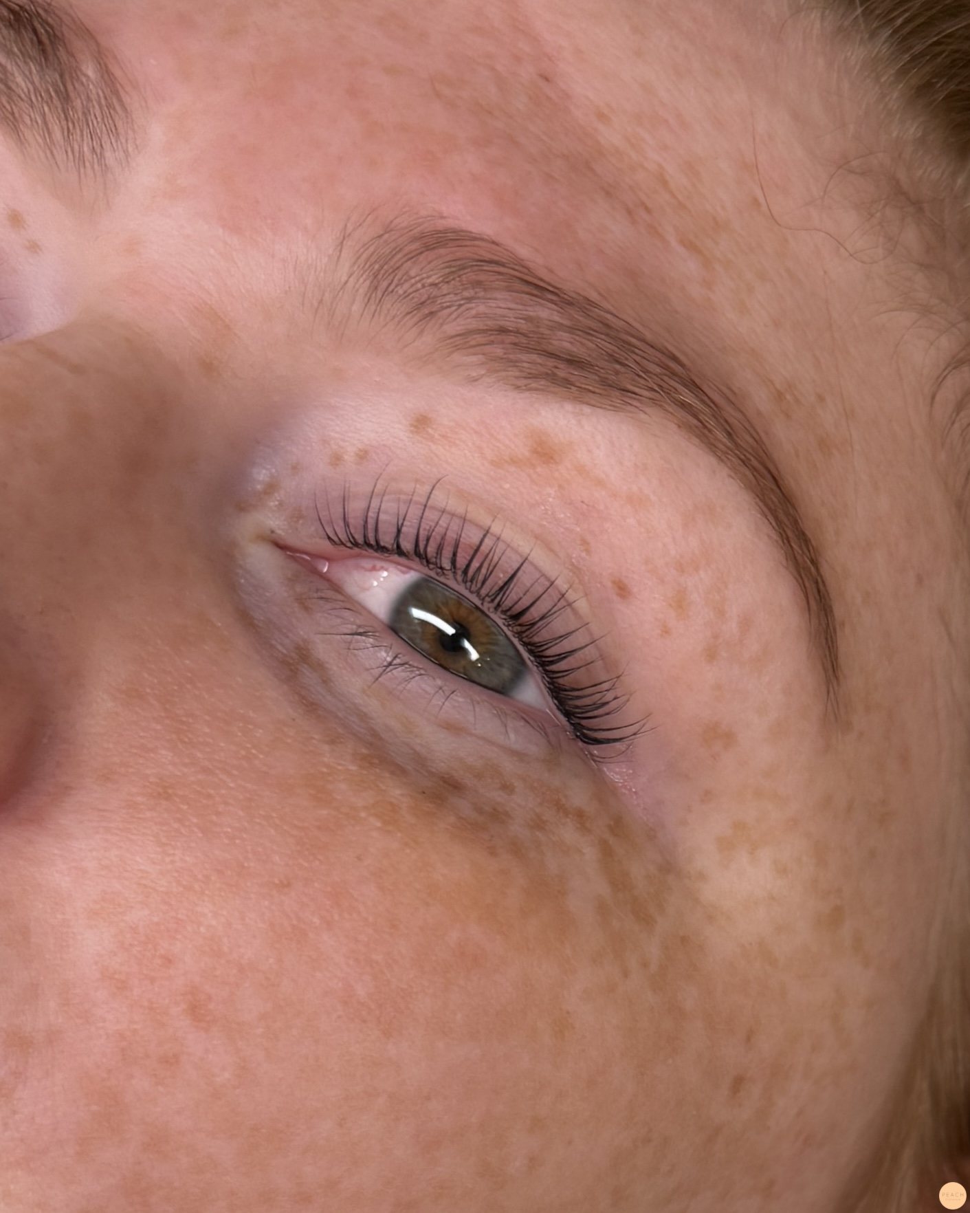 Yumi lashes brynfärgning