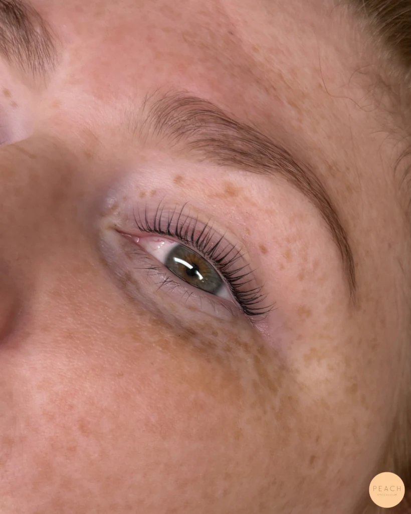 Yumi lashes brynfärgning