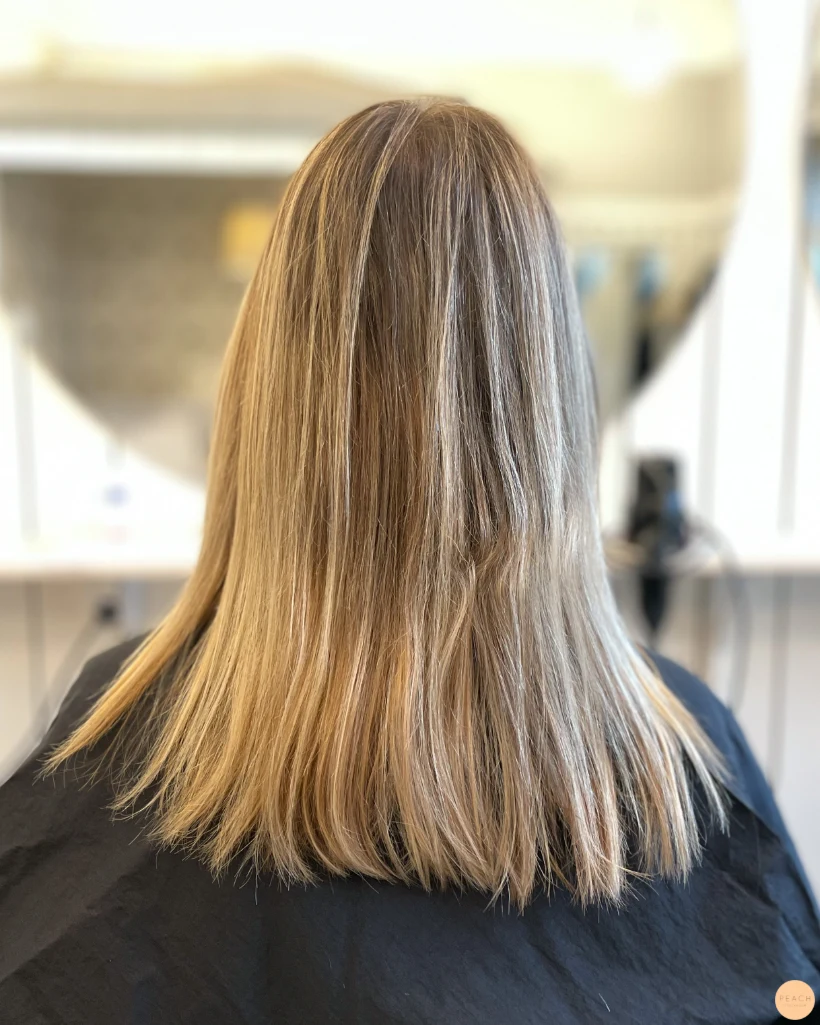 Kall beige blond hårfärg med balayage i folie