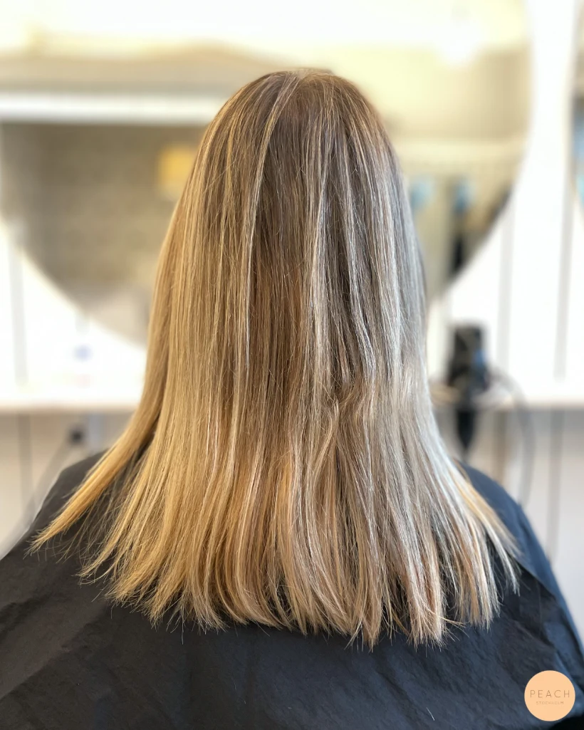 Kall beige blond hårfärg med balayage i folie